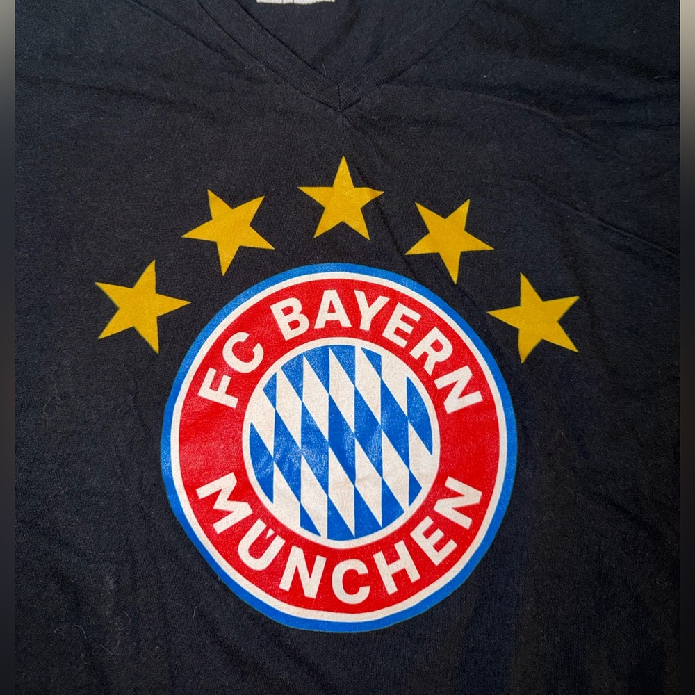 FC Bayern Munchen Fanatics Women’s Large Screened "PRIMARY LOGO" T-shirt EUC
